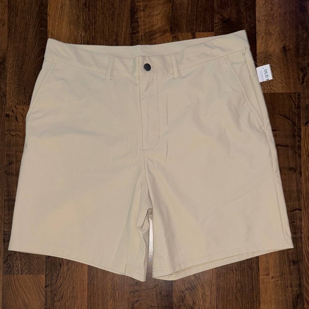 NWT Old Navy Active Men's Tech Hybrid Shorts (size 36)